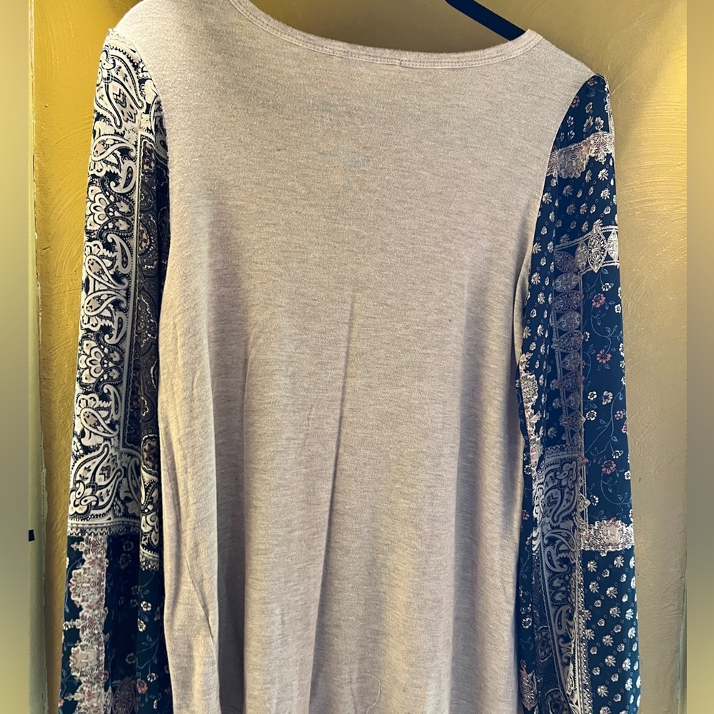 Hailey & CO long sleeve top with patterned sleeves size M